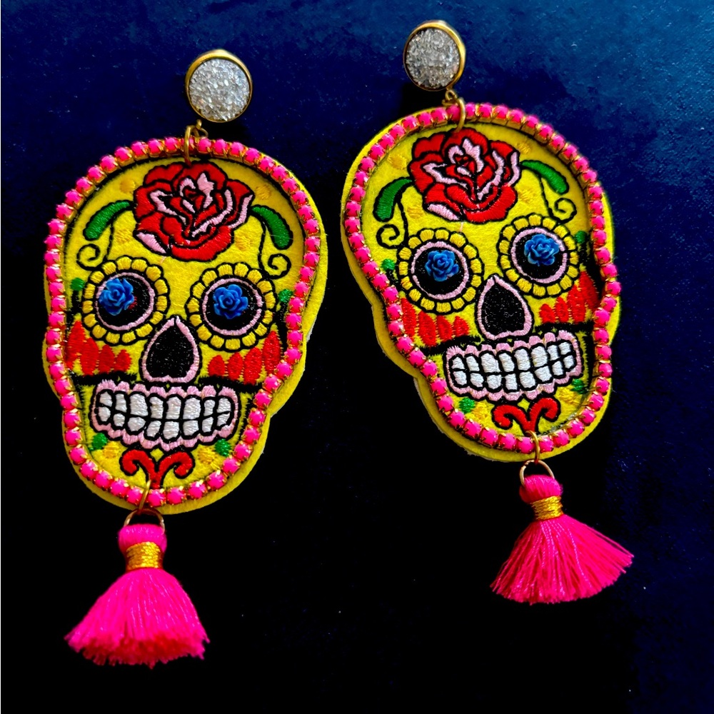 Hola Guava sugar skull earrings! Lightweight and great detail.
